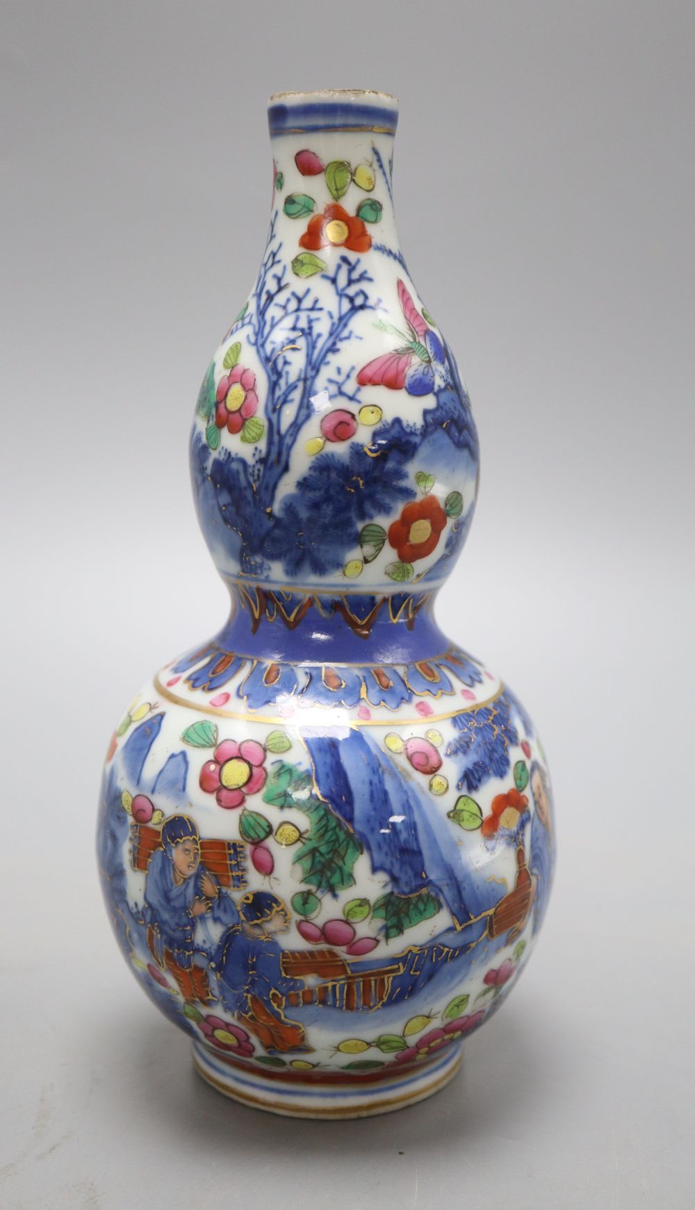 An 18th century Chinese clobbered double gourd vase, 19.5cm high